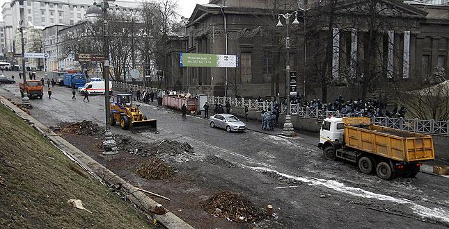 С улицы Грушевского коммунальщики вывезли более 100 машин мусора — КГГА