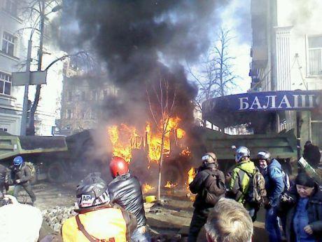 Протестующие в Киеве подожгли два КамАЗа на улице Шелковичной (ФОТО)