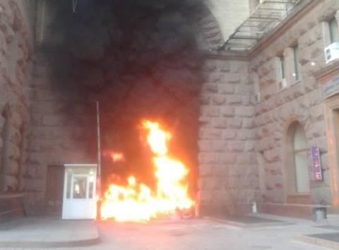 У столиці біля КМДА підпалили шини (ФОТО)