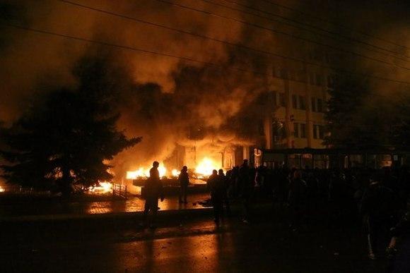 У Хмельницькому під час штурму будівлі СБУ застрелили людину