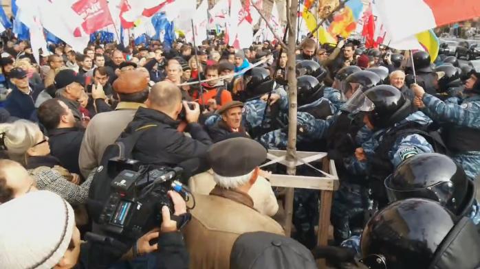 В Дарницком районе Киева протестующие блокируют базу и управление МВД