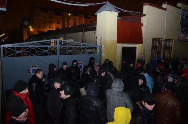 В Житомире протестующие блокируют воинские части