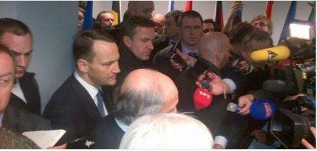 Министры ЕС во второй раз встречаются с Януковичем