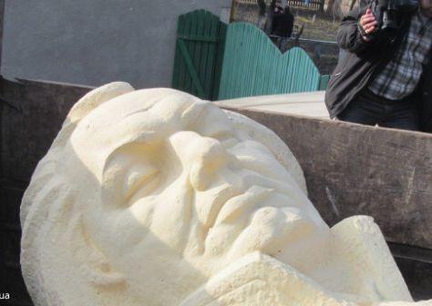 Москва возмущена сносом памятников в Украине: остановите этот беспредел
