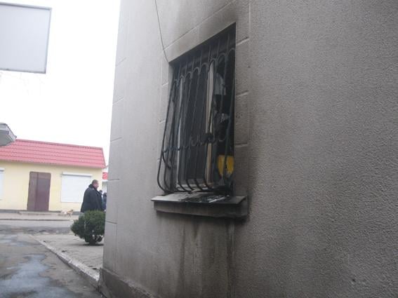 В Днепропетровске неизвестные бросили «коктейль Молотова» в прокуратуру (ФОТО)