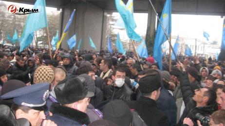 Во время столкновений под крымским парламентом протестующие зашли в здание (ФОТО, ВИДЕО)