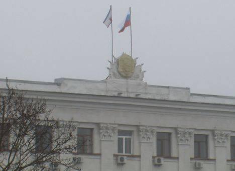 Терористи захопили кримський парламент, у Сімферополь їдуть БТР (ФОТО, ВІДЕО)