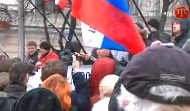 На митинге «Русского движения Крыма» возле крымского парламента зачитали указ Януковича (ФОТО)