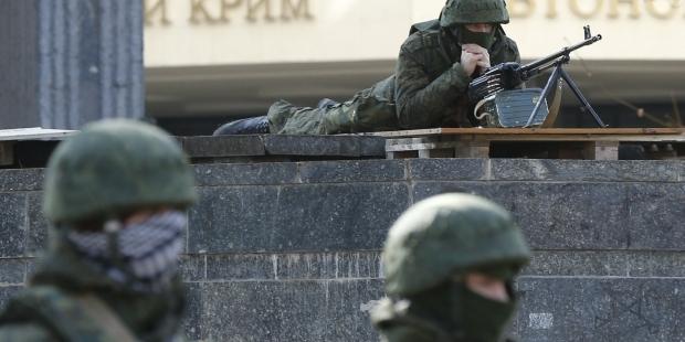 В Крыму возле Верховного Совета появились вооруженные солдаты и пулеметчики (ФОТО)