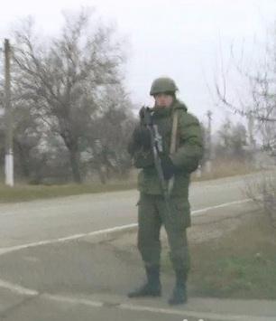 В Керчи территорию морвокзала патрулируют вооруженные люди (ФОТО, ВИДЕО)