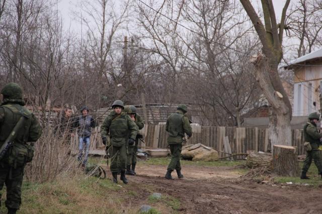 Жены украинских военных в Крыму стали «живым щитом» на защиту мужей (ФОТО)
