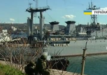 Российские военные заблокировали порт в Севастополе, напротив штаба ВМС Украины — пулеметы (ВИДЕО)