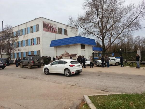 Осажденный штаб ВМС Украины в Севастополе оставили без электричества