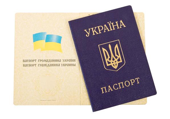 В Симферополе неизвестные воруют и рвут украинские паспорта