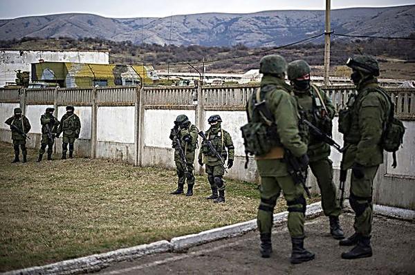 В Инкермане военные РФ требуют допуска к складам с боеприпасами и угрожают штурмом