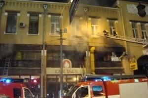 У центрі Києва вночі сталася пожежа на Бесарабському ринку (ВІДЕО)