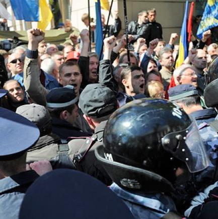 Горсовет Донецка требует запрета суда на проведение митингов на выходных