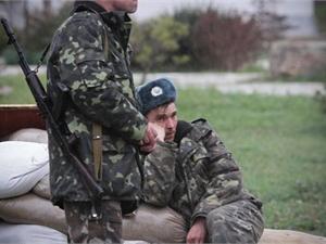 У Перевальному особовий склад 36-ї бригади ЗСУ здав зброю частково і чекає рішень Києва