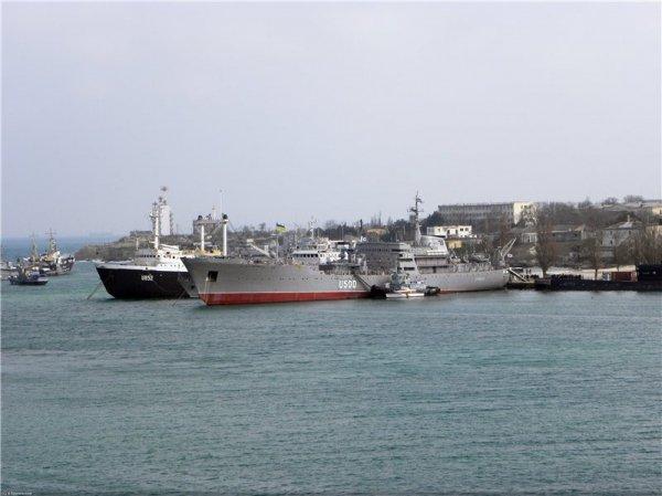 У Криму три українські кораблі підняли військово-морський прапор Росії (ФОТО)