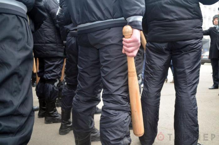 В Одессе около 70 молодых людей с битами угрожали расправой судьям, требуя нужное решение