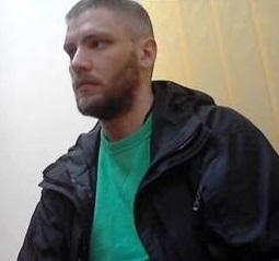 На границе задержали россиянина, ехавшего в Украину с ножами и скинхедской символикой (ФОТО)