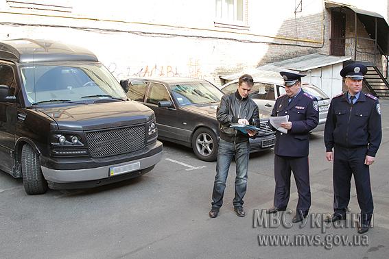 «Правый сектор» передал автомобиль Януковича в МВД (ВИДЕО)