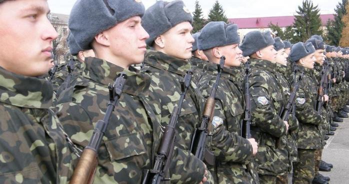 Из Крыма на материковую Украину передислоцированы больше тысячи военных с семьями