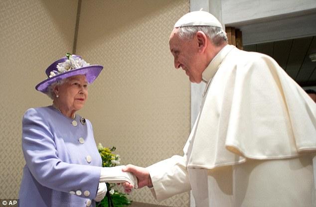 Британская королева подарила Папе Римскому мед, виски и 10 яиц (ФОТО)