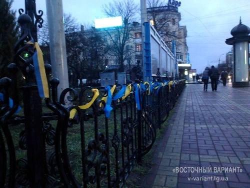 В центре Луганска люди вышли на митинг за единую Украину, несмотря на дождь (ФОТО)