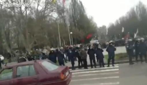 В центре Запорожья проходит сразу два митинга под охраной милиции (ВИДЕО)