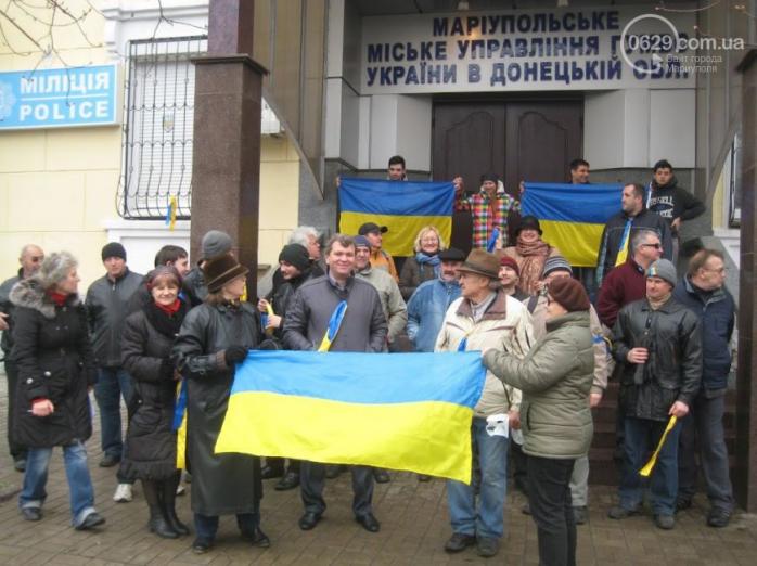 В Мариуполе побили участников украинского флешмоба возле управления милиции (ФОТО)