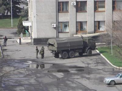 В Славянске сепаратисты укрепляют блокпосты, оружие не сдают