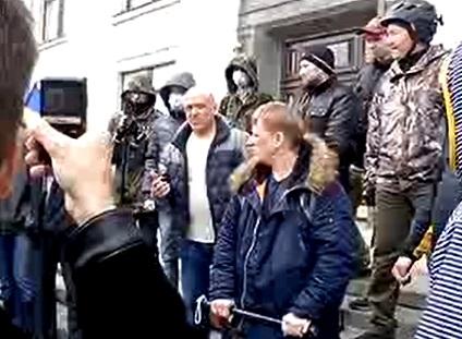 В Луганске пророссийские активисты решили не штурмовать ОГА и передали свои требования