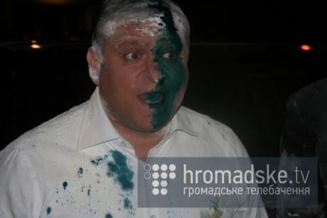 Добкіна в Києві облили зеленкою і посипали борошном (ФОТО, ВІДЕО)
