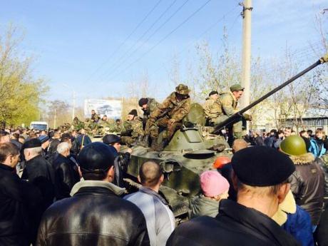 В Краматорск прибыла военная техника, местные жители ее заблокировали (ФОТО)