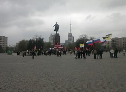 В центре Харькова проходит митинг под российскими флагами, станции метро перекрыты