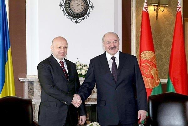 Турчинов обсудил с Лукашенко события в Славянске и проведение АТО