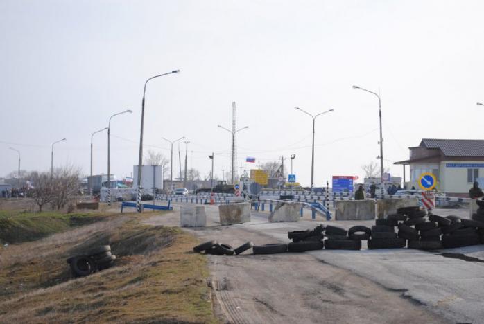 Россияне на границе с Крымом часами задерживают украинских водителей