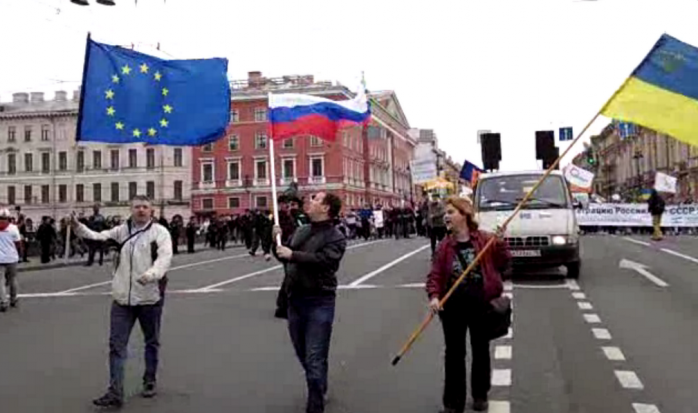 У Санкт-Петербурзі організували антивоєнний марш під гімн України (ФОТО)