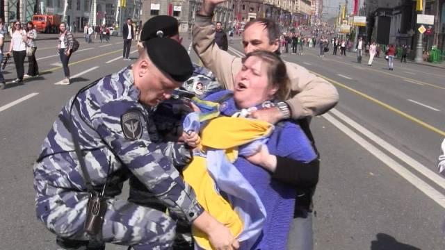 У центрі Москви ОМОН затримав чотирьох активістів за гімн і прапор України (ФОТО, ВІДЕО)