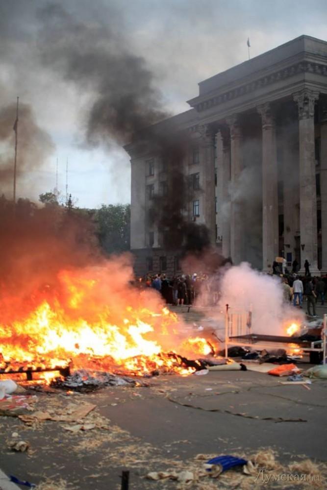 В Одессе горит Дом профсоюзов и палатки сепаратистов, есть жертвы (ФОТО, ВИДЕО)