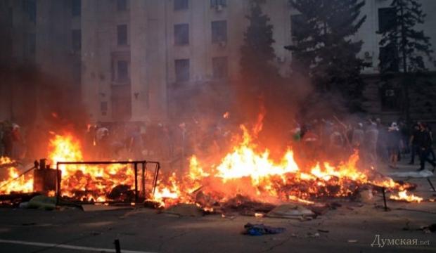 МВД сообщает о 38 погибших при пожаре на Куликовом поле в Одессе