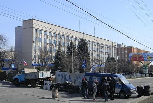 В Луганске неизвестные обстреляли баррикады сепаратистов у здания СБУ