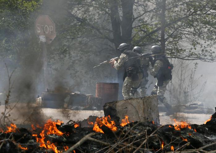 АТО в Слов’янську: сепаратисти обстріляли житлові будинки і автобус з пораненими, є жертви