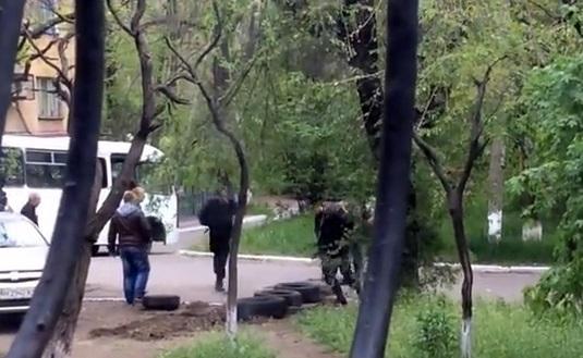 В Мариуполе стреляют возле горуправления милиции и воинской части (ВИДЕО)