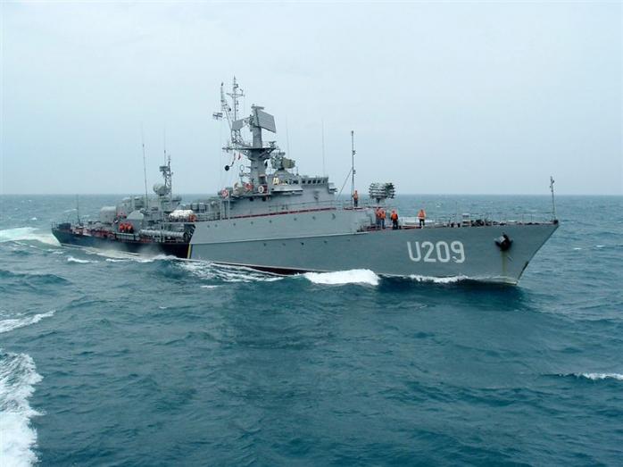 Виведення українських кораблів з Криму затримується через шторм