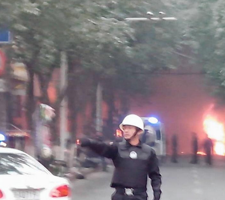 В Китае две машины врезались в толпу на рынке, убив 31 человека