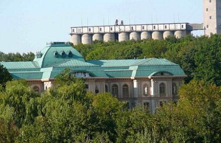 Донецкий «Оплот» решил охранять резиденцию Ахметова