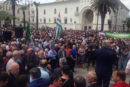 В Абхазии оппозиция захватила администрацию президента и требует отставки правительства