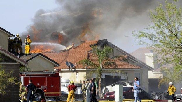 В США военный самолет упал на жилые дома